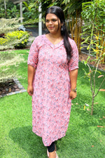 Load image into Gallery viewer, Peach shade printed hakkoba Kurthi - Stanwells Designs
